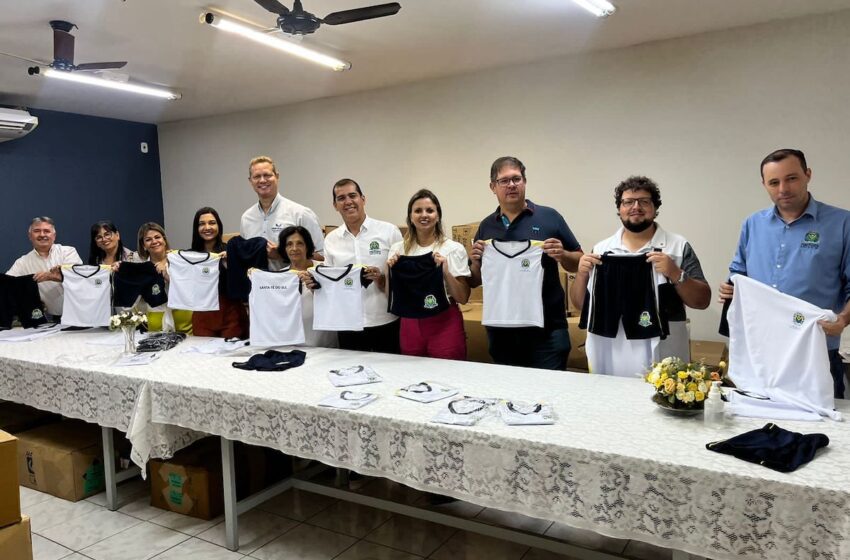 Secretaria de Educação de Santa Fé recebe uniformes escolares para 2023
