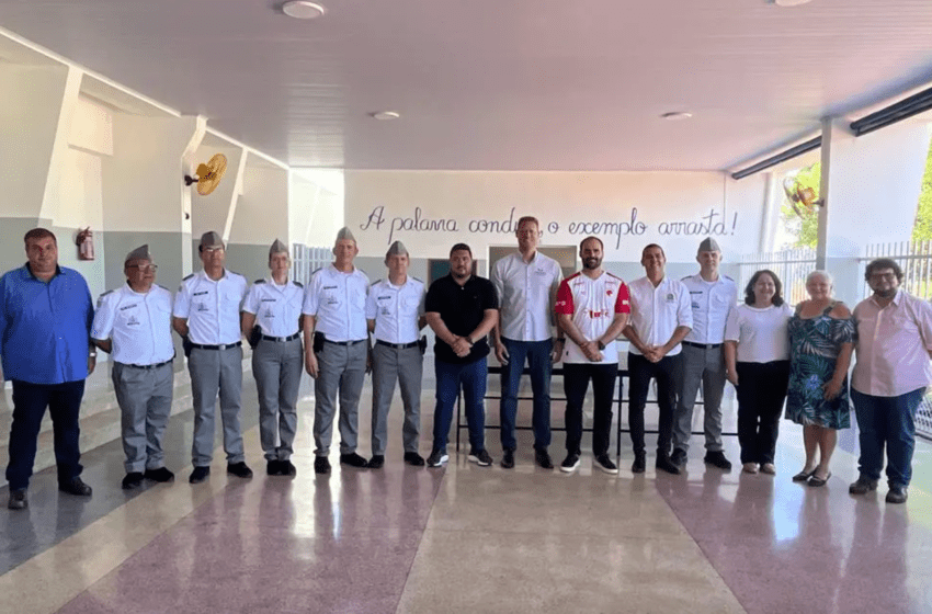  Santa Fé do Sul: Deputado Eduardo Bolsonaro visita Escola Municipal Cívico-Militar
