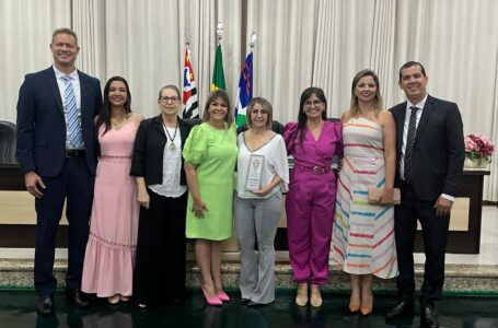 Enfermeira Eva Cecília Samartino recebe o Troféu Mérito Mulher
