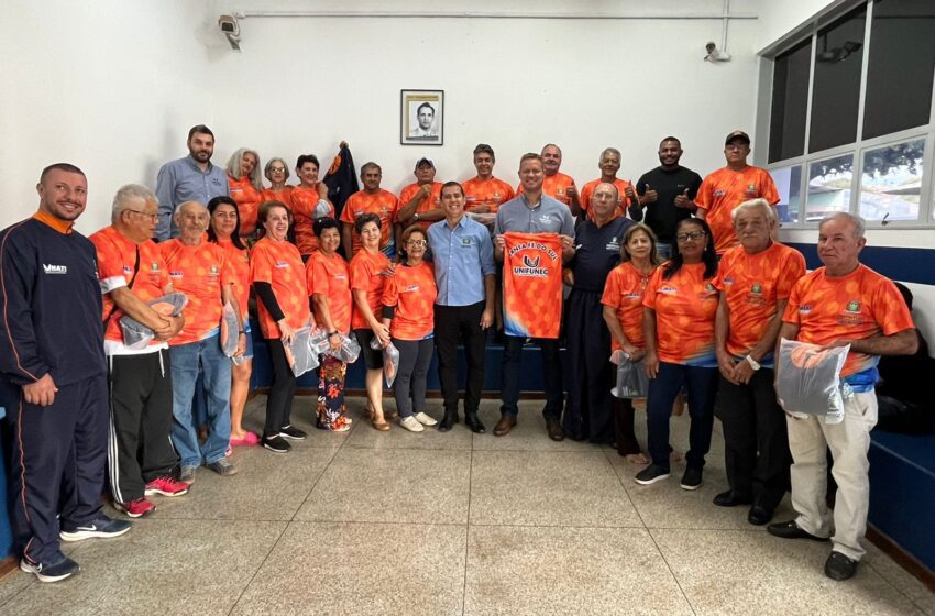  Atletas da Unati-Unifunec recebem novos uniformes para a disputa dos Jogos Municipais da Pessoa Idosa