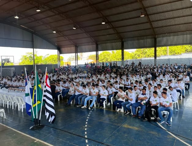  Aproximadamente 300 jovens da Comarca de Santa Fé participam do Juramento à Bandeira Nacional