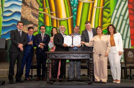 Governo de SP lança programa que vai oferecer atendimento em Libras nos serviços estaduais