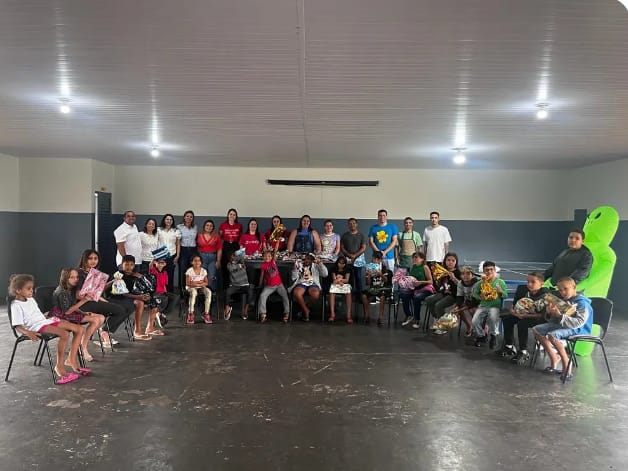  Crianças e Adolescentes do Projeto Renascer recebem doação de brinquedos e doces em comemoração ao Dia das Crianças