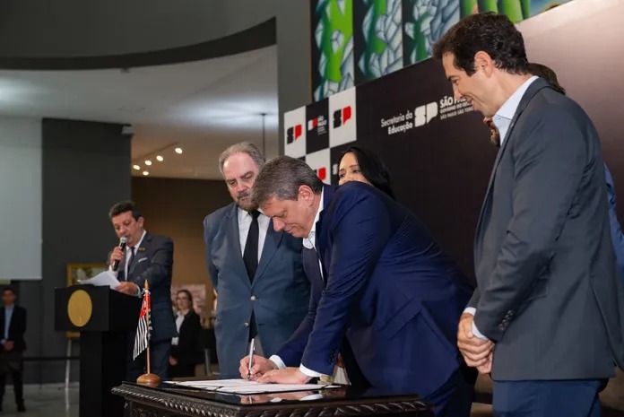  Programa de intercâmbio no exterior para alunos do ensino médio da rede estadual é lançado pelo governo de SP