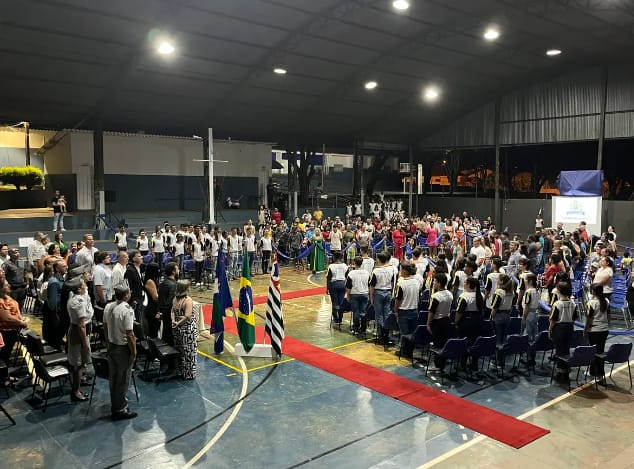  Primeira turma da Escola Cívico-Militar de Santa Fé do Sul participa de formatura