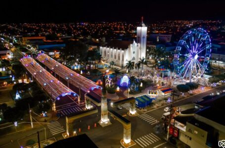 Roda-gigante, um dos atrativos do Sonho de Natal 2023, ficará até o dia 21 de janeiro em Santa Fé do Sul