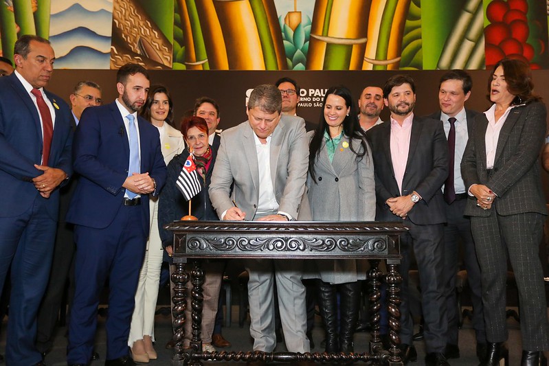  Governador Tarcísio de Freitas sanciona lei que institui escolas cívico-militares em SP