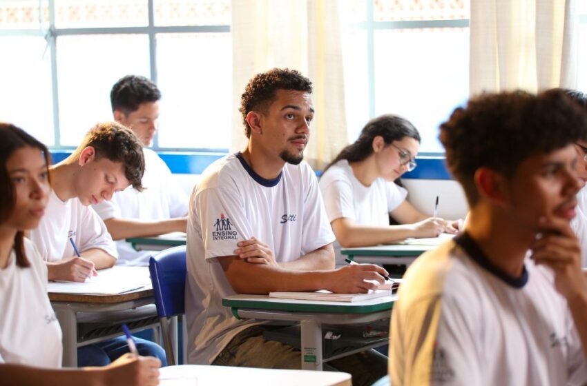  Governador Tarcísio de Freitas sanciona lei que proíbe uso de celulares em escolas públicas e particulares de SP
