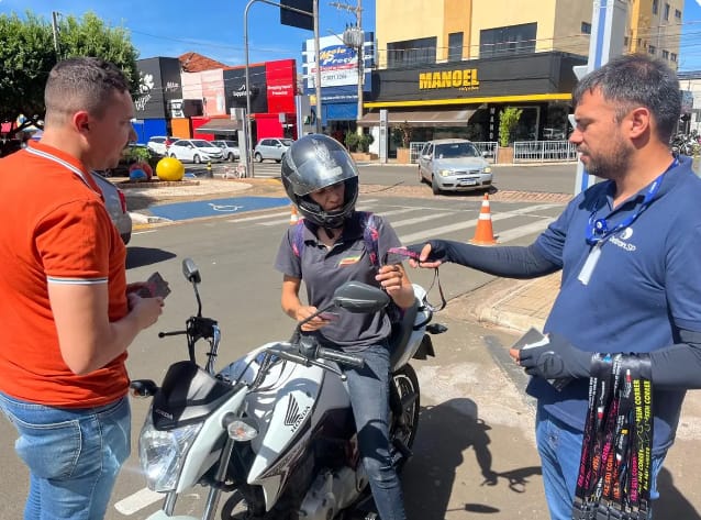  Demutran, GCM e Detran-SP abordam motociclistas em blitz da campanha “Faz Seu Corre Sem Correr”