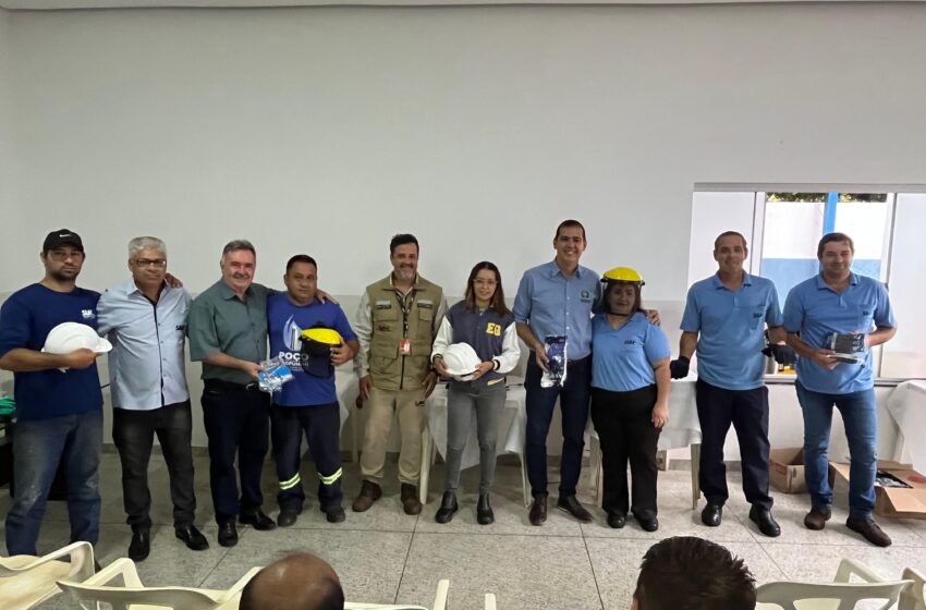  Para garantir segurança no trabalho, Saae Ambiental entrega EPIs para os funcionários e inicia treinamento