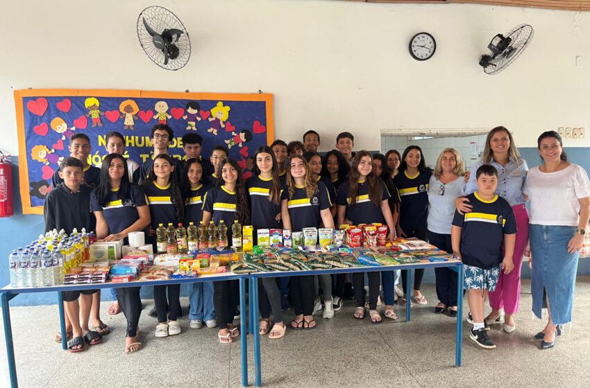  Alunos do 9º ano da E.M. Prof.ª Rosimares Camargo Benitez doam alimentos e produtos de higiene ao Fundo Social e Mercado Solidário