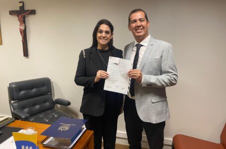 Deputada Simone Marqueto recebe pedido para apresentação da Esquadrilha da Fumaça no aniversário de Santa Fé em 2025