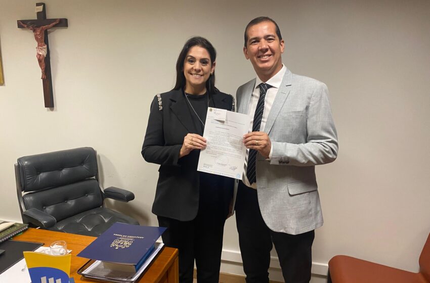  Deputada Simone Marqueto recebe pedido para apresentação da Esquadrilha da Fumaça no aniversário de Santa Fé em 2025