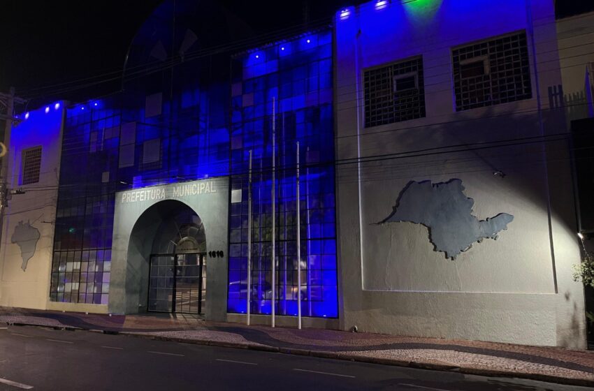  Santa Fé do Sul: Fachada do Paço Municipal recebe iluminação azul em alusão ao mês de conscientização sobre o autismo