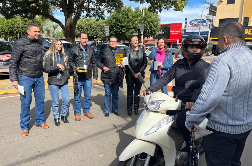  Motociclistas recebem orientações em ação educativa do Maio Amarelo em Santa Fé do Sul