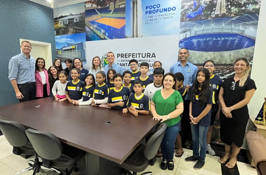  Estudantes homenageiam os 77 anos de Santa Fé do Sul com visita ao Paço Municipal