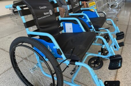 Doação do Rotary Club fortalece rede de apoio a pacientes em Santa Fé com novas cadeiras de rodas