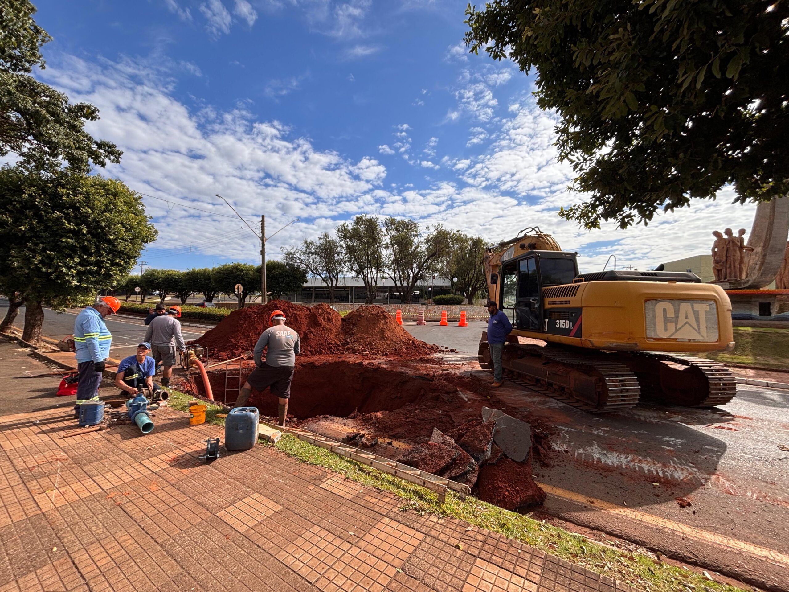 Vazamento compromete abastecimento e exige reparos urgentes na rede de água de Santa Fé do Sul