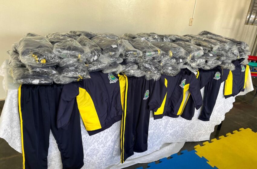  Estudantes da rede municipal recebem uniformes de inverno pela 1ª vez em Santa Fé do Sul