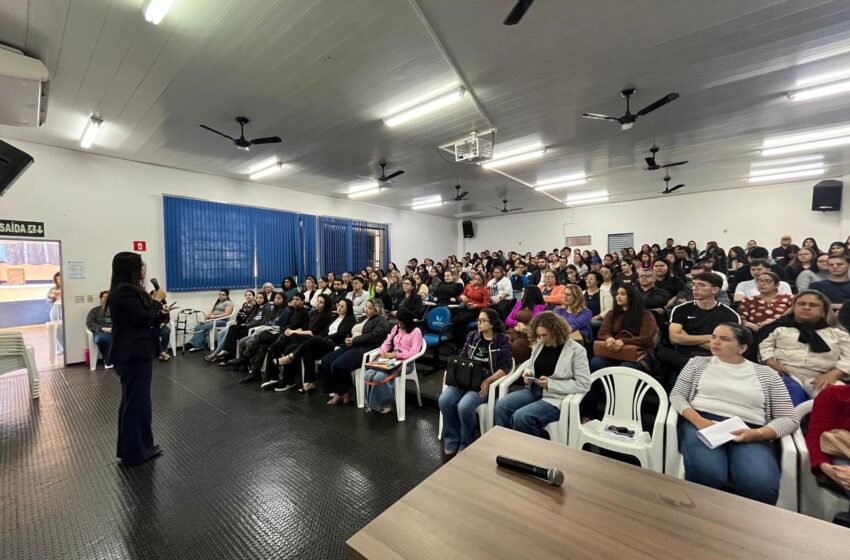  Bolsistas das escolas municipais de Santa Fé do Sul participam de capacitação sobre Transtorno do Espectro Autista