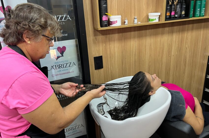  Mulheres recebem atendimento especial com o Projeto Beleza Itinerante no Outubro Rosa