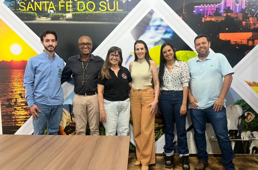  Em visita a Santa Fé, prefeita de Indiaporã conhece ações da Agricultura e do Castramóvel