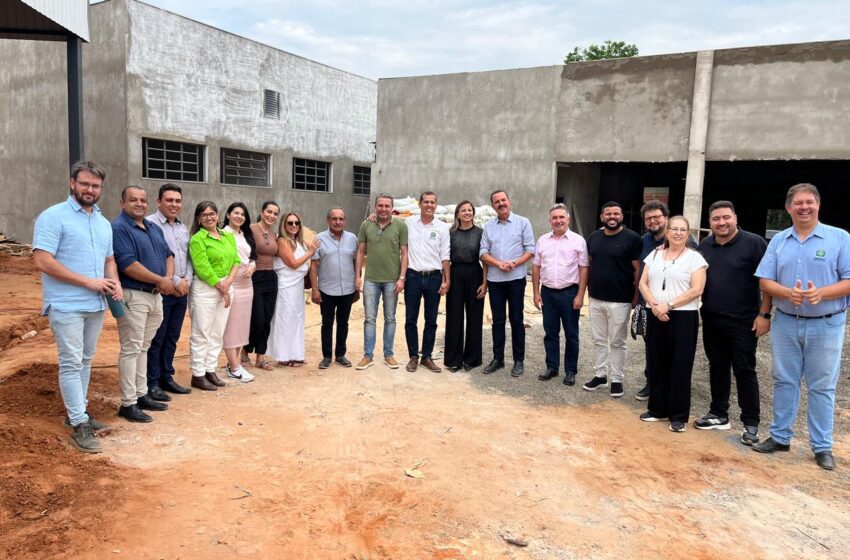  Nova Escola do Jardim Universitário chega a 70% de execução e recebe visita de deputados