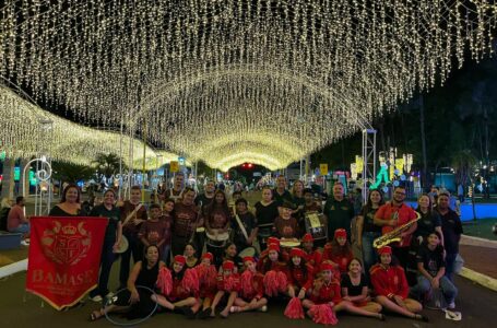 Apresentação da Bamase anima as ruas do comércio de Santa Fé do Sul