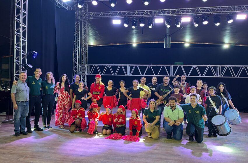  Palco Hebe Camargo recebe apresentação natalina da banda BAMASE