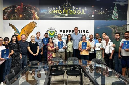 Gestão Mura e Benitez entrega escrituras definitivas a famílias do Córrego da Mula