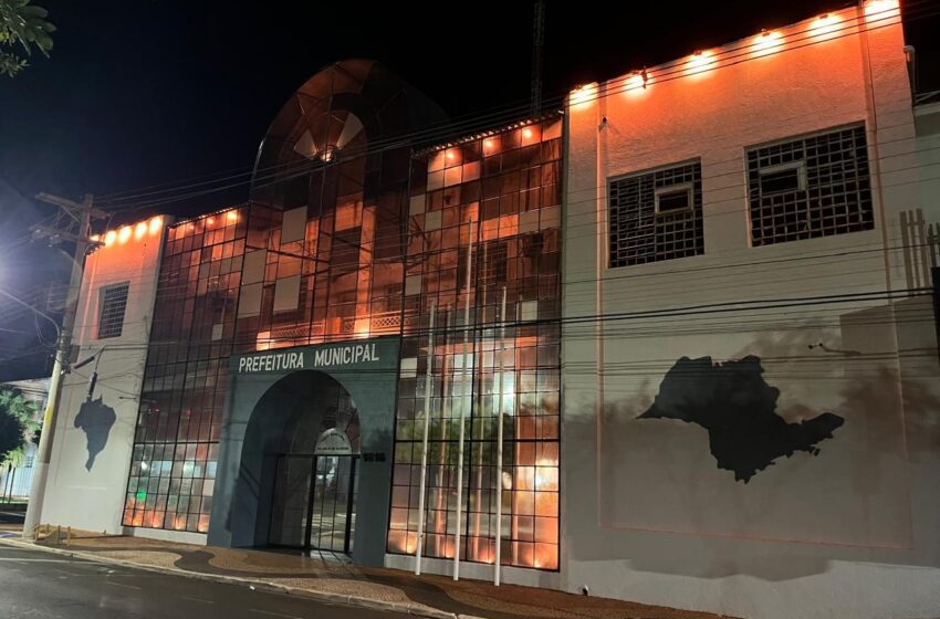  Paço Municipal de Santa Fé do Sul recebe iluminação em alusão ao Maio Laranja